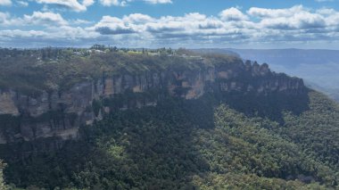 Avustralya, Yeni Güney Galler 'deki Mavi Dağlar' daki Katoomba 'daki Echo Point' teki ünlü Üç Kız Kardeş kaya oluşumunun insansız hava aracı fotoğrafı..