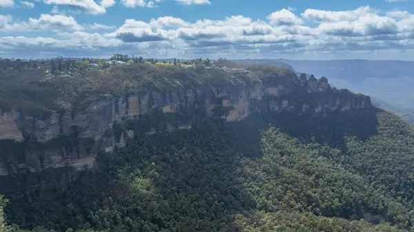 Avustralya, Yeni Güney Galler 'deki Mavi Dağlar' daki Katoomba 'daki Echo Point' teki ünlü Üç Kız Kardeş kaya oluşumunun insansız hava aracı fotoğrafı..