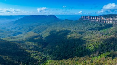 Avustralya, Yeni Güney Galler 'deki Mavi Dağlar' da Katoomba yakınlarındaki Jamison Vadisi 'nin yemyeşil ve pitoresk bir fotoğrafı..