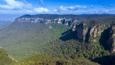 Avustralya, Yeni Güney Galler 'deki Mavi Dağlar' da Katoomba yakınlarındaki yemyeşil ve pitoresk Megalong Vadisi 'nin fotoğrafı..