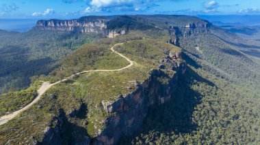 Avustralya 'nın Yeni Güney Galler bölgesindeki Mavi Dağlar' da Katoomba yakınlarında yemyeşil ve pitoresk Dar Boyun Platosu 'nun fotoğrafı..