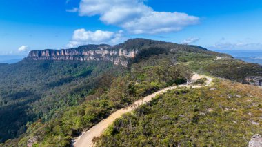 Avustralya 'nın Yeni Güney Galler bölgesindeki Mavi Dağlar' da Katoomba yakınlarında yemyeşil ve pitoresk Dar Boyun Platosu 'nun fotoğrafı..