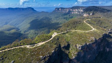 Avustralya 'nın Yeni Güney Galler bölgesindeki Mavi Dağlar' da Katoomba yakınlarında yemyeşil ve pitoresk Dar Boyun Platosu 'nun fotoğrafı..