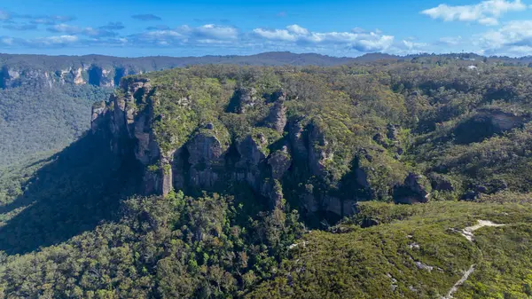 Avustralya, Yeni Güney Galler 'deki Mavi Dağlar' da Katoomba yakınlarındaki yemyeşil ve pitoresk Megalong Vadisi 'nin fotoğrafı..