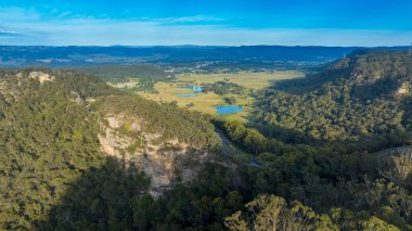 Avustralya, Yeni Güney Galler 'deki Mavi Dağlar' daki Victoria Dağı yakınlarındaki büyük bir vadiden geçen Büyük Batı Otoyolu 'nun insansız hava aracı fotoğrafı..