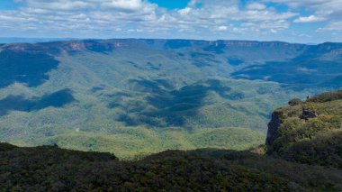 Avustralya, Yeni Güney Galler 'deki Mavi Dağlar' daki Kedumba Vadisi 'ndeki engin ormanın insansız hava aracı fotoğrafı..