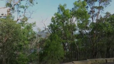 İnsansız hava aracı görüntüleri Hawkesbury Nehri 'ni ve Avustralya' nın New South Wales bölgesindeki Wisemans Feribotu yakınlarındaki Hawkins Gözcüleri 'nden bir tatil parkını gösteriyor..