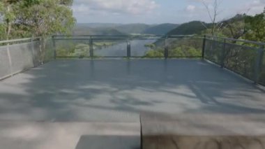 Hawkesbury Nehri 'ne ve Koveda Holiday Parkı' na Hawkins Gözcü Birliği yakınlarındaki New South Wales, Avustralya 'daki Wisemans Feribotu' na doğru ilerleyen insansız hava görüntüleri..