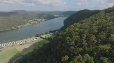 Hawkesbury Nehri ve Koveda Holiday Parkı 'ndan Avustralya' nın New South Wales kentindeki Wisemans Feribotu yakınlarındaki Hawkins Gözcüleri 'ne geri çekilen insansız hava aracı görüntüleri..