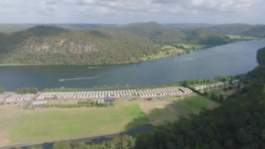 Hawkesbury Nehri 'ndeki Koveda Holiday Parkı ve Avustralya' nın Yeni Güney Galler bölgesindeki Wisemans Feribotu 'nun insansız hava aracı görüntüleri..