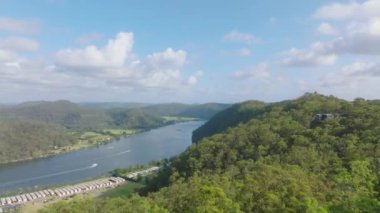 Hawkesbury Nehri 'ndeki Koveda Holiday Parkı ve Avustralya' nın Yeni Güney Galler bölgesindeki Wisemans Feribotu 'nun insansız hava aracı görüntüleri..