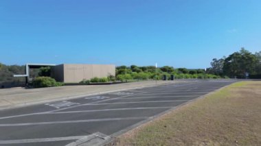 Su NSW Warragamba Baraj Ziyaretçi Merkezi 'nin solundaki video sağ ve Avustralya' nın Yeni Güney Galler bölgesindeki Wollondilly Shire Konsey Bölgesi 'ndeki Baraj izleme güvertesinin girişi..
