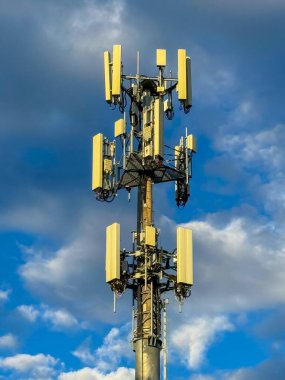 Büyük bir Telekomünikasyon Kulesi 'nin anten dizisinin fotoğrafı Yeni Güney Galler, Avustralya' daki Mavi Dağlar 'daki bölgesel bir bölgeye iletişim olanağı sağlıyor..