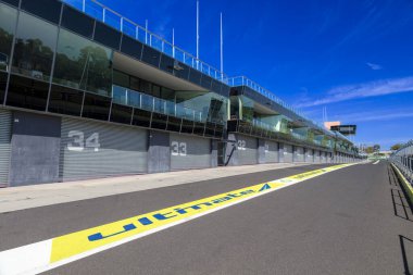 BATHURst, New South Wales, AUSTRALYA - 22 Şubat 2025: Bathurst, NSW, Avustralya 'daki ünlü Panorama Yarış Pisti' nin otoparklarına bakıyor.