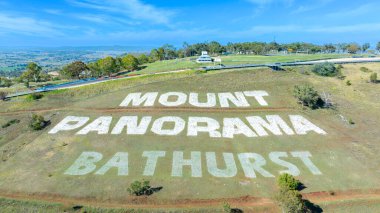 BATHURST, NEW GÜNEY WALES, AUSTRALYA - 22 Şubat 2025: Bathurst, NSW, Avustralya 'daki Panorama Yarış Pisti' nde Skyline yakınlarındaki tepenin tepesindeki ünlü metnin havadan fotoğrafı.