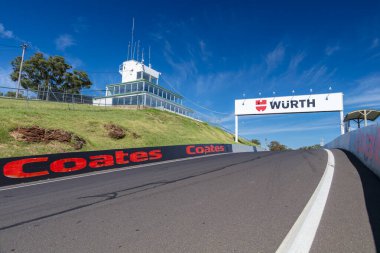 BATHURst, New South Wales, AUSTRALYA - 22 Şubat 2025: Bathurst Avustralya 'daki Panorama Yarış Pisti' nde Brocks Skyline 'ın tepesindeki Wurth sponsorluk tabelası.