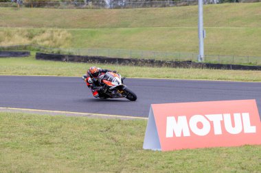SYDNEY, NEW SOUTH WALES, AUSTRALIA - 28 Mart 2025: Avustralya 'daki Sydney Motorsport Park' ta düzenlenen Avustralya Superbike Şampiyonası 'nın 2. turunda Atlı Josh Waters Ducati' nin antrenmanı sırasında.