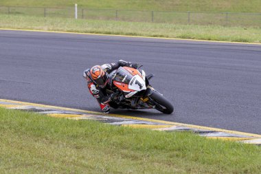 SYDNEY, NEW SOUTH WALES, AUSTRALIA - 28 Mart 2025: Avustralya 'daki Sydney Motorsport Park' ta düzenlenen Avustralya Superbike Şampiyonası 'nın 2. turunda Atlı Josh Waters Ducati' nin antrenmanı sırasında.