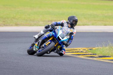 SYDNEY, NEW SOUTH WALES, AUSTRALIA - 28 Mart 2025: Avustralya 'nın Sidney Motor Parkı' nda düzenlenen Avustralya Superbike Şampiyonası 'nın 2. turunda Yamaha üzerinde Sürücü Cameron Dunker.