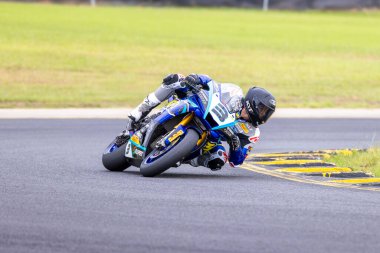 SYDNEY, NEW SOUTH WALES, AUSTRALIA - 28 Mart 2025: Avustralya 'nın Sidney Motor Parkı' nda düzenlenen Avustralya Superbike Şampiyonası 'nın 2. turunda Yamaha üzerinde Sürücü Cameron Dunker.