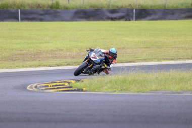 SYDNEY, NEW SOUTH WALES, AUSTRALIA - 28 Mart 2025: Avustralya Sydney Motorsport Park 'ta Avustralya Superbike Şampiyonası' nın 2. raundunda Yamaha üzerinde Sürücü Tom Toparis.