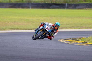 SYDNEY, NEW SOUTH WALES, AUSTRALIA - 28 Mart 2025: Avustralya Sydney Motorsport Park 'ta Avustralya Superbike Şampiyonası' nın 2. raundunda Yamaha üzerinde Sürücü Tom Toparis.