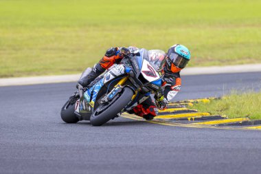 SYDNEY, NEW SOUTH WALES, AUSTRALIA - 28 Mart 2025: Avustralya Sydney Motorsport Park 'ta Avustralya Superbike Şampiyonası' nın 2. raundunda Yamaha üzerinde Sürücü Tom Toparis.