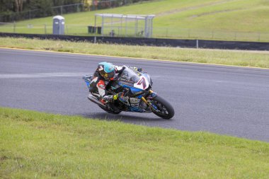 SYDNEY, NEW SOUTH WALES, AUSTRALIA - 28 Mart 2025: Avustralya Sydney Motorsport Park 'ta Avustralya Superbike Şampiyonası' nın 2. raundunda Yamaha üzerinde Sürücü Tom Toparis.
