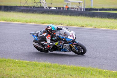 SYDNEY, NEW SOUTH WALES, AUSTRALIA - 28 Mart 2025: Avustralya Sydney Motorsport Park 'ta Avustralya Superbike Şampiyonası' nın 2. raundunda Yamaha üzerinde Sürücü Tom Toparis.