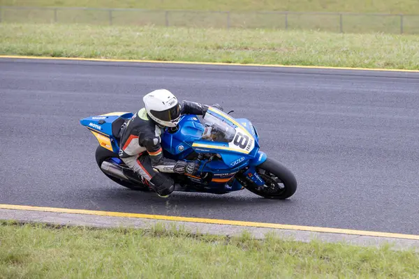 SYDNEY, NEW SOUTH WALES, AUSTRALIA - 28 Mart 2025: Avustralya 'nın Sidney Motor Parkı' nda Avustralya Superbike Şampiyonası 'nın 2. turunda bir Yamaha üzerinde Sürücü Charles Holding.