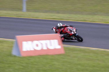 SYDNEY, NEW SOUTH WALES, AUSTRALIA - 28 Mart 2025: Avustralya Sydney Motorsport Park 'ta Avustralya Superbike Şampiyonası' nın 2. turunda bir Ducati üzerinde Sürücü Broc Pearson.