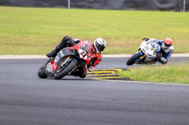 SYDNEY, NEW SOUTH WALES, AUSTRALIA - 28 Mart 2025: Avustralya Sydney Motorsport Park 'ta Avustralya Superbike Şampiyonası' nın 2. turunda bir Ducati üzerinde Sürücü Broc Pearson.