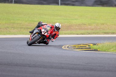 SYDNEY, NEW SOUTH WALES, AUSTRALIA - 28 Mart 2025: Avustralya Sydney Motorsport Park 'ta Avustralya Superbike Şampiyonası' nın 2. turunda bir Ducati üzerinde Sürücü Broc Pearson.
