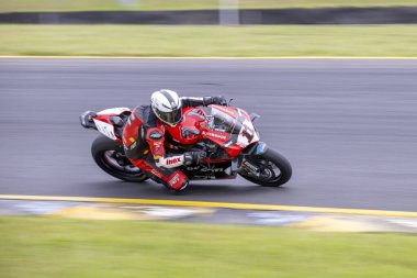 SYDNEY, NEW SOUTH WALES, AUSTRALIA - 28 Mart 2025: Avustralya Sydney Motorsport Park 'ta Avustralya Superbike Şampiyonası' nın 2. turunda bir Ducati üzerinde Sürücü Broc Pearson.