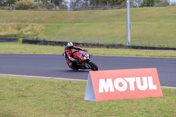 SYDNEY, NEW SOUTH WALES, AUSTRALIA - 28 Mart 2025: Avustralya Sydney Motorsport Park 'ta Avustralya Superbike Şampiyonası' nın 2. turunda bir Ducati üzerinde Sürücü Broc Pearson.