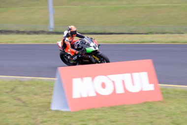 SYDNEY, NEW SOUTH WALES, AUSTRALIA - 28 Mart 2025: Avustralya Sydney Motorsport Park 'ta Avustralya Superbike Şampiyonası' nın 2. turunda bir Ducati üzerinde Sürücü Glenn Allerton.
