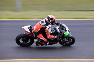 SYDNEY, NEW SOUTH WALES, AUSTRALIA - 28 Mart 2025: Avustralya Sydney Motorsport Park 'ta Avustralya Superbike Şampiyonası' nın 2. turunda bir Ducati üzerinde Sürücü Glenn Allerton.