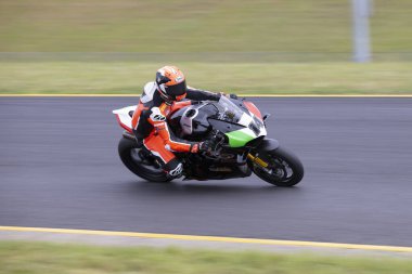 SYDNEY, NEW SOUTH WALES, AUSTRALIA - 28 Mart 2025: Avustralya Sydney Motorsport Park 'ta Avustralya Superbike Şampiyonası' nın 2. turunda bir Ducati üzerinde Sürücü Glenn Allerton.