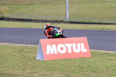 SYDNEY, NEW SOUTH WALES, AUSTRALIA - 28 Mart 2025: Avustralya Sydney Motorsport Park 'ta Avustralya Superbike Şampiyonası' nın 2. turunda bir Ducati üzerinde Sürücü Glenn Allerton.