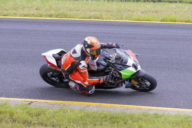 SYDNEY, NEW SOUTH WALES, AUSTRALIA - 28 Mart 2025: Avustralya Sydney Motorsport Park 'ta Avustralya Superbike Şampiyonası' nın 2. turunda bir Ducati üzerinde Sürücü Glenn Allerton.