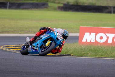SYDNEY, NEW SOUTH WALES, AUSTRALIA - 28 Mart 2025: Avustralya Sydney Motorsport Park 'ta Avustralya Superbike Şampiyonası' nın 2. turunda Yamaha üzerinde Sürücü Jonathan Nahlous.