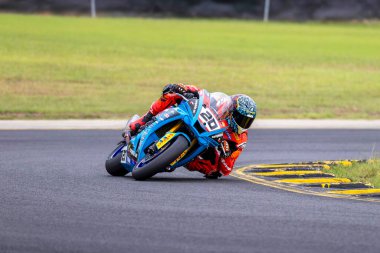 SYDNEY, NEW SOUTH WALES, AUSTRALIA - 28 Mart 2025: Avustralya Sydney Motorsport Park 'ta Avustralya Superbike Şampiyonası' nın 2. turunda Yamaha üzerinde Sürücü Jonathan Nahlous.