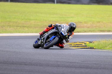 SYDNEY, NEW SOUTH WALES, AUSTRALIA - 28 Mart 2025: Avustralya Sidney Motorsport Park 'ta Avustralya Superbike Şampiyonası' nın 2. raundunda Yamaha üzerinde Sürücü Sean Condon.