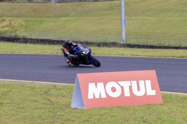 SYDNEY, NEW SOUTH WALES, AUSTRALIA - 28 Mart 2025: Avustralya Sidney Motorsport Park 'ta Avustralya Superbike Şampiyonası' nın 2. raundunda Yamaha üzerinde Sürücü Sean Condon.