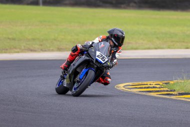 SYDNEY, NEW SOUTH WALES, AUSTRALIA - 28 Mart 2025: Avustralya Sidney Motorsport Park 'ta Avustralya Superbike Şampiyonası' nın 2. raundunda Yamaha üzerinde Sürücü Sean Condon.