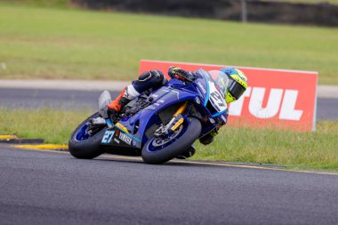 SYDNEY, NEW SOUTH WALES, AUSTRALIA - 28 Mart 2025: Avustralya Sydney Motorsport Park 'ta Avustralya Superbike Şampiyonası' nın 2. turunda Yamaha üzerinde Sürücü Max Stauffer.