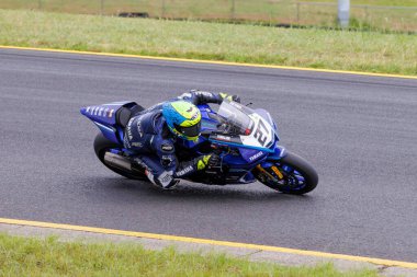 SYDNEY, NEW SOUTH WALES, AUSTRALIA - 28 Mart 2025: Avustralya Sydney Motorsport Park 'ta Avustralya Superbike Şampiyonası' nın 2. turunda Yamaha üzerinde Sürücü Max Stauffer.