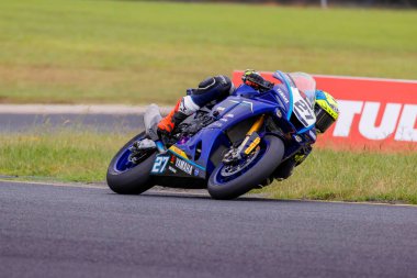 SYDNEY, NEW SOUTH WALES, AUSTRALIA - 28 Mart 2025: Avustralya Sydney Motorsport Park 'ta Avustralya Superbike Şampiyonası' nın 2. turunda Yamaha üzerinde Sürücü Max Stauffer.