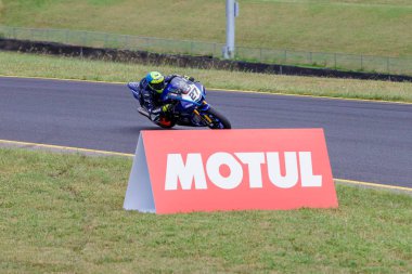 SYDNEY, NEW SOUTH WALES, AUSTRALIA - 28 Mart 2025: Avustralya Sydney Motorsport Park 'ta Avustralya Superbike Şampiyonası' nın 2. turunda Yamaha üzerinde Sürücü Max Stauffer.