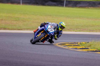 SYDNEY, NEW SOUTH WALES, AUSTRALIA - 28 Mart 2025: Avustralya Sydney Motorsport Park 'ta Avustralya Superbike Şampiyonası' nın 2. turunda Yamaha üzerinde Sürücü Max Stauffer.